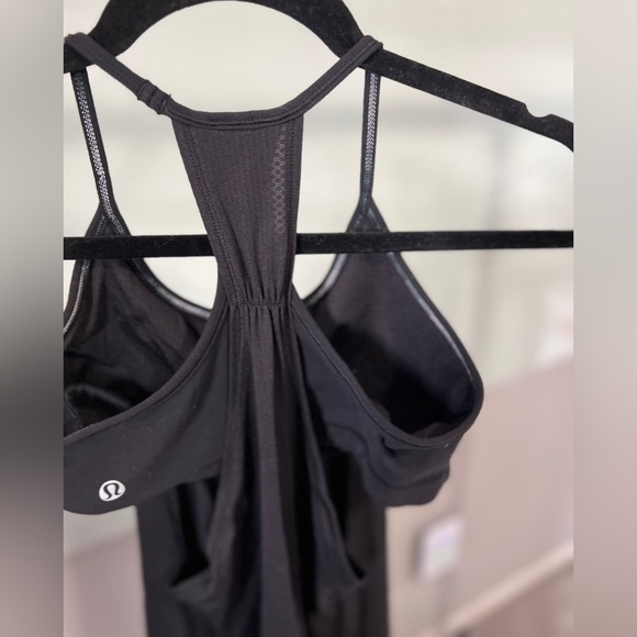 Lululemon black tank w/ attached bra size 6 - Picture 5 of 5
